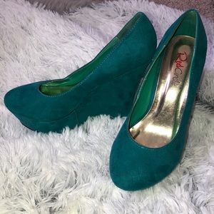 NWOT teal suede wedge